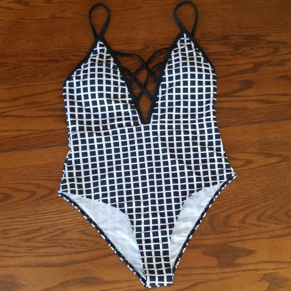 Simple & Sexy 1 piece swimsuit - Picture 1 of 7
